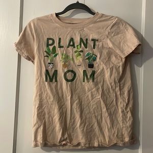 Light pink “Plant Mom” t-shirt